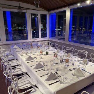 Gedeckter Tisch blau